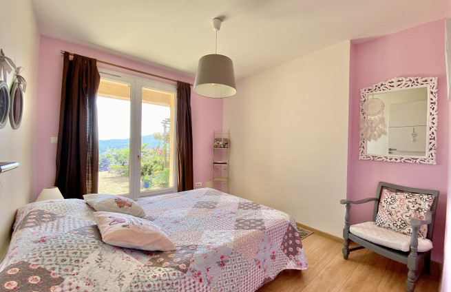 kamer-met-balkon-uitzicht-aangelegde-tuin-Côte-d’Azur