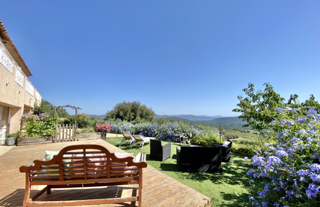 terras-lounge-fauteuils-uitzicht-op-zee-golf-van-Saint-Tropez
