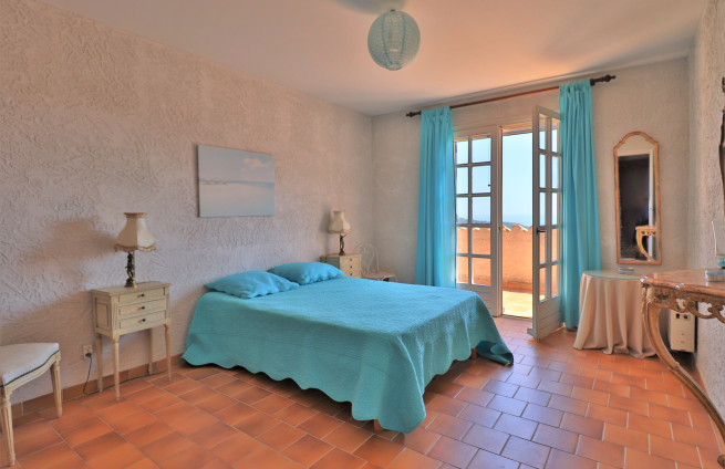bedroom suite with terrace and sea view in a property in Croix-Valmer
