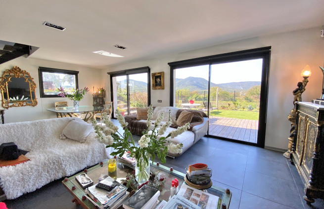 Contemporary living room - villa - Plan-de-la-Tour - Var