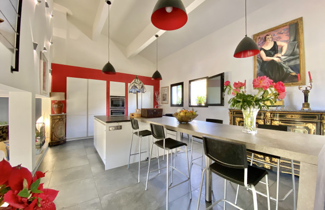 high-end fitted kitchen villa plan-de-la-tour