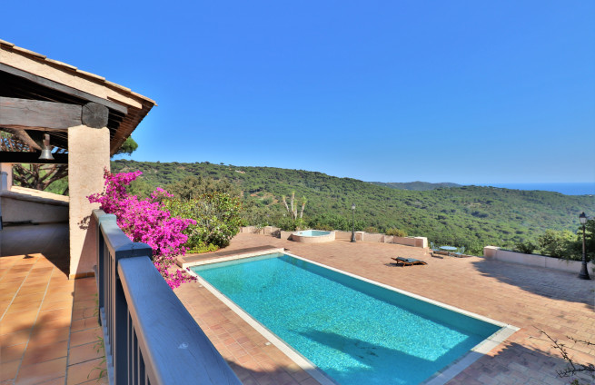grande-piscine-propriété-vue-mer-luxe-bastide-croix-valmer