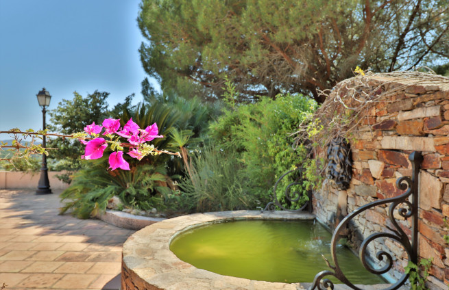 fontaine-charme-jardin-provence-bastide-achat-la-croix-valmer