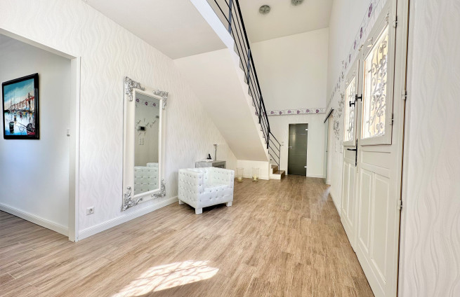 entreehal-gastentoiletten-luxe-villa-Grimaud