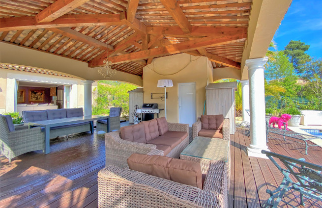 pool-house-with-outdoor-kitchen-villa-grimaud