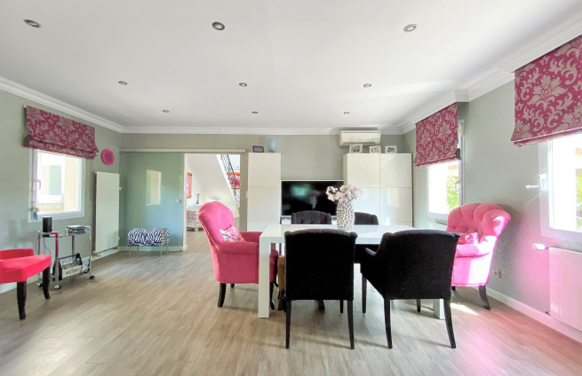 lichte eetkamer met erker - Villa Grimaud