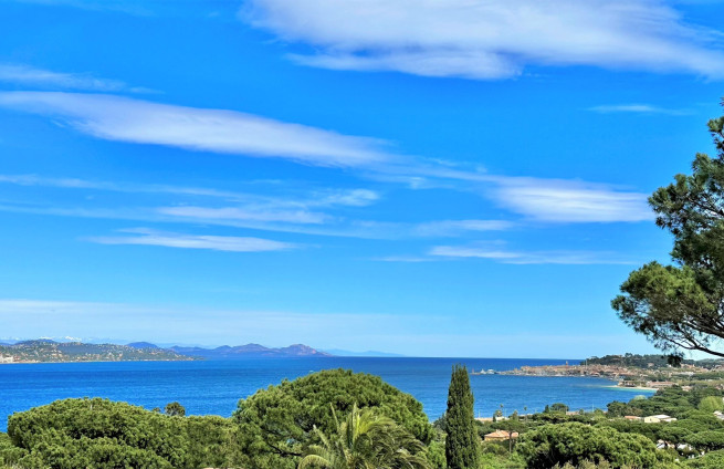 Building plot with panoramic sea view for sale in Gassin