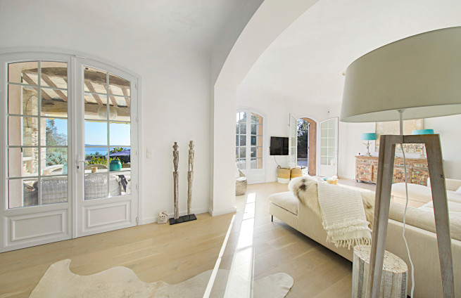 acces-terrasse-couverte-salon-villa-a-vendre-beauvallon