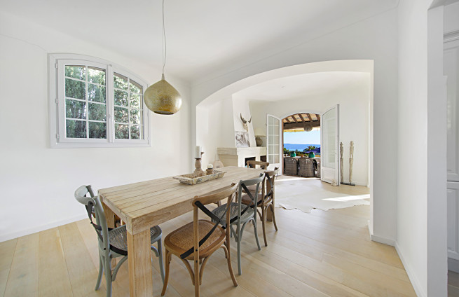 Salle-à-manger-cheminée-provençale-villa-grimaud