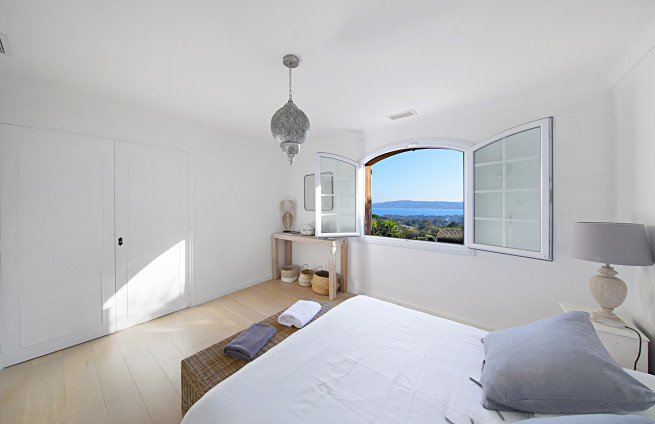 Luxury 5-bedroom villa with sea view in Grimaud