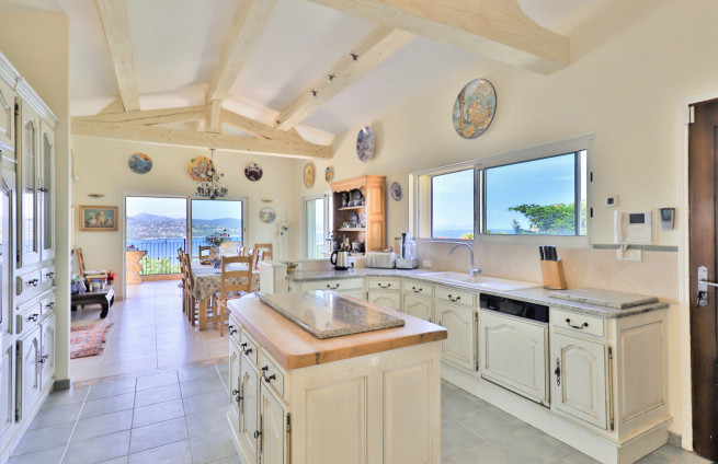 Volledig uitgeruste open keuken met uitzicht op zee - Villa Gassin