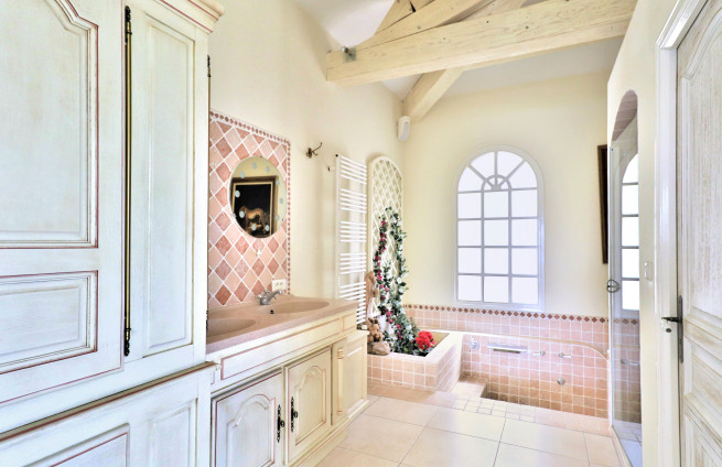 Luxury master suite with spa bath and sea view - Villa Gassin