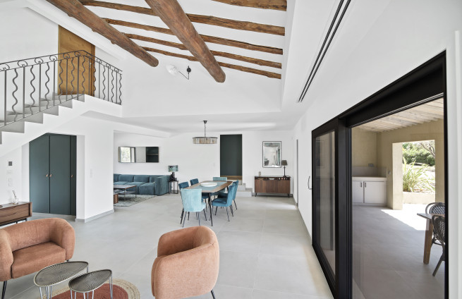 salon-grand-volume-haut-plafond-lumineux-villa-sainte-maxime