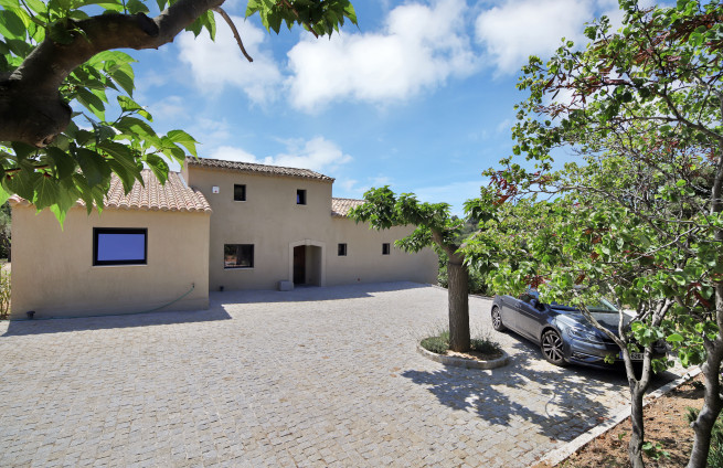 ingang-villa-tijdloze-elegantie-luxe-franse-kust-Sainte-Maxime