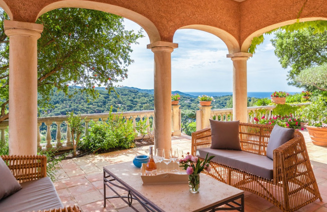 breakfast-terrace-sea-view-gigaro-property