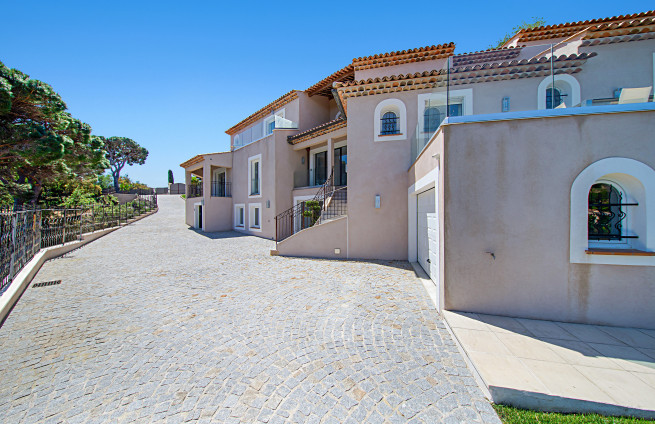 contemporary villa with Mediterranean view in Beauvallon