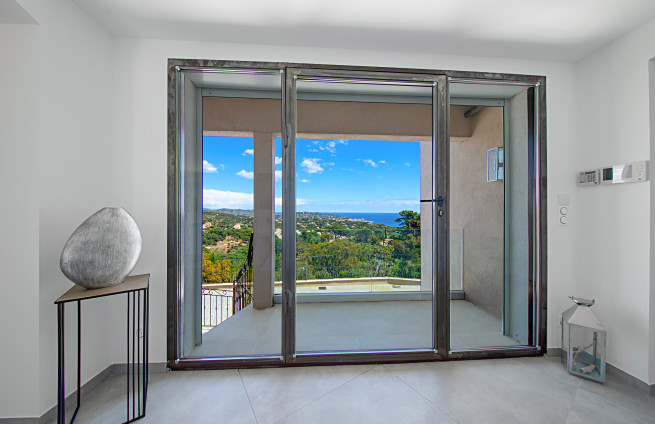 Entrance hall with sea view, bright reception area, Villa Grimaud