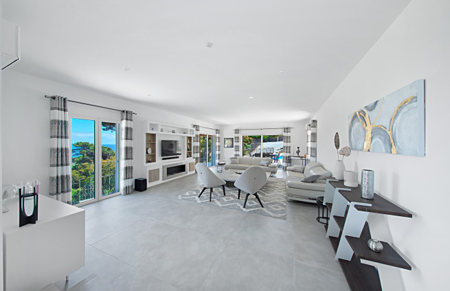 salon-sejour-lumineux-baies-vitrees-vue-mer-villa-grimaud
