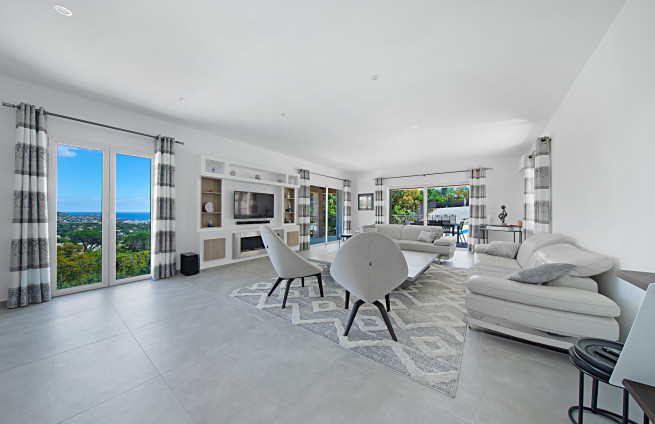 salon-vue-mer-decoration-design-villa-grimaud