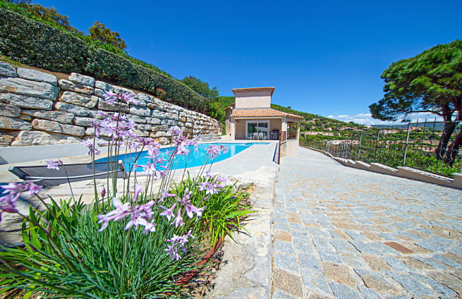 piscine-terrasse-couverte-villa-contemporaine-grimaud