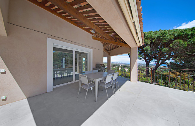 covered terrace for meals with a sea view from the Mediterranean in Beauvallon-Grimaud