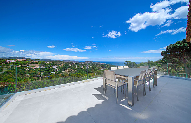 terrasse-couverte-salon-exterieur-vue-baie-sainte-maxime