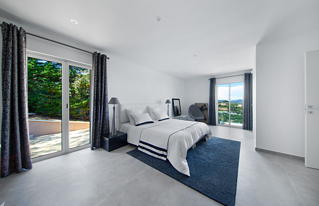 master suite with private bathroom and sea view - Grimaud