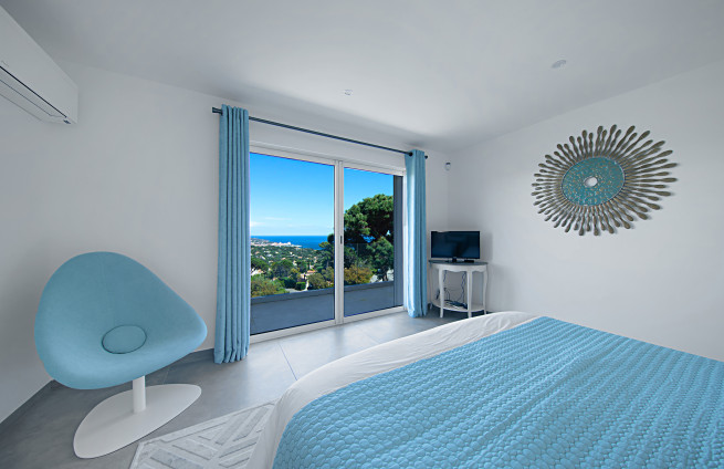 room-with-private-terrace-sea-view-grimaud