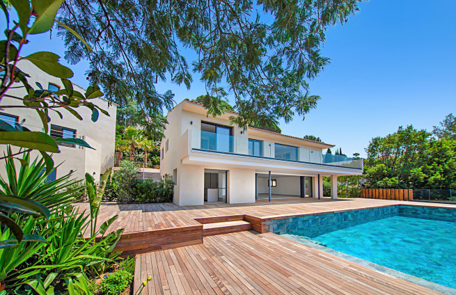 Moderne villa met zeezicht te koop in Issambres.