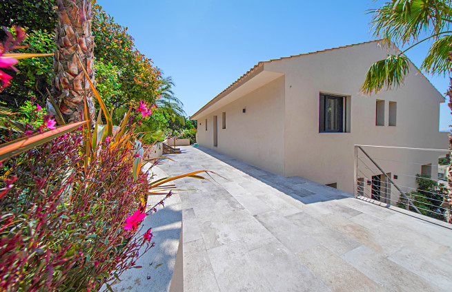 geplaveide steeg moderne villa Issambres