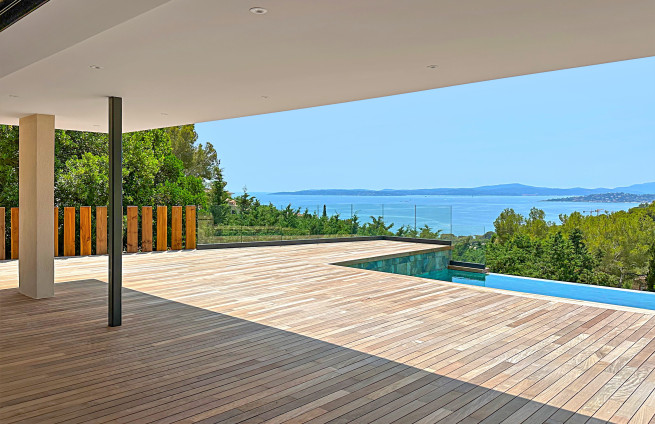 Overdekt terras met uitzicht op zee in Les Issambres