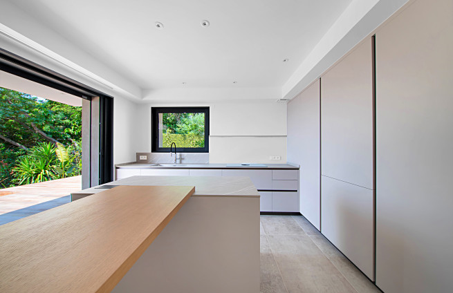 cuisine-ilot-central-vue-mer-issambres