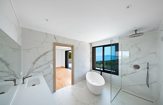 contemporary bathroom with sea view - Issambres