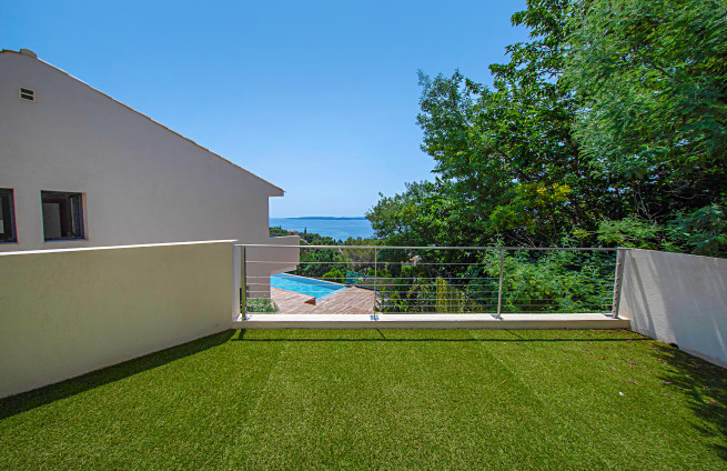 terrace-house-guests-villa-sea-view-issambres