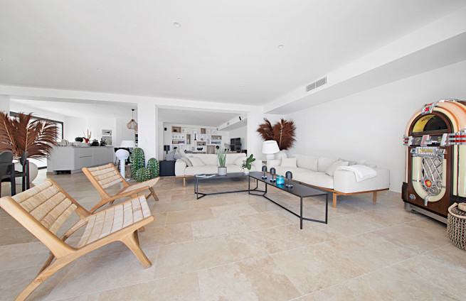 sejour-epure-materiaux-nobles-villa-architecte-issambres