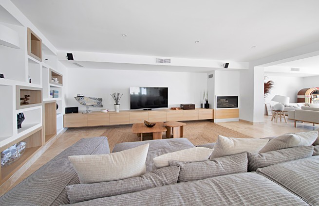 Cozy living room with fireplace and sea view - Issambres