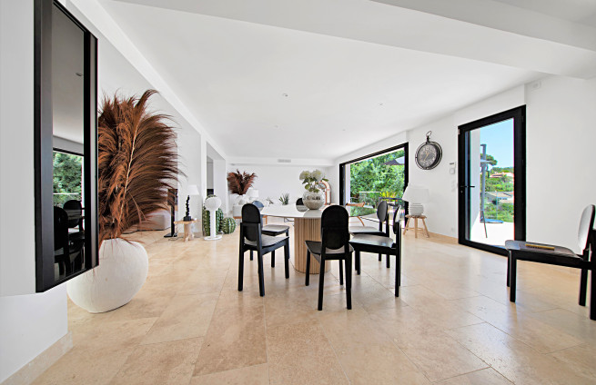 sejour-repas-famille-table-vue-mer-convivial-issambres