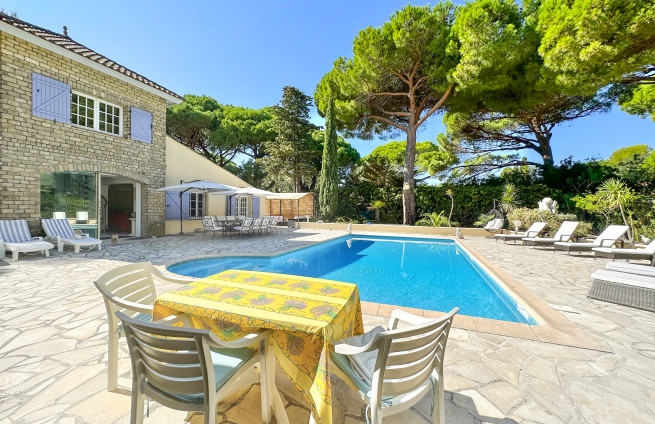 villa-bord-mer-terrasses-ensoleillees-vue-jardin