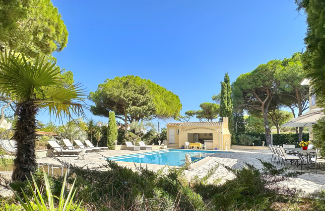 pool house, outdoor kitchen, poolside dining