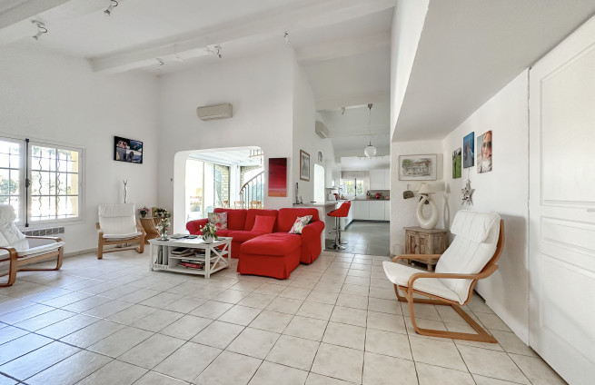 Lichte, open woonkamer met terras en uitzicht op de tuin - villa Sainte-Maxime