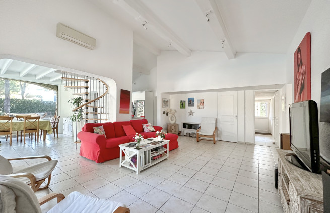 grand-salon-lumineux-ouvert-terrasse-vue-jardin-sainte-maxime