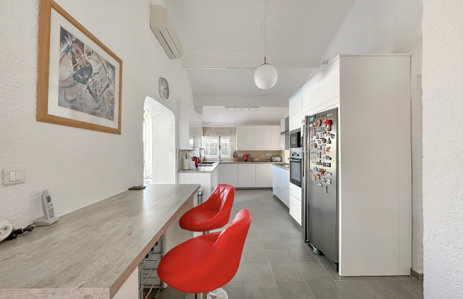 Volledig uitgeruste, luxe keuken met kookeiland, moderne villa in Sainte-Maxime