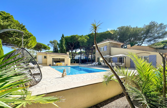 direct access to La Nartelle beach - family villa