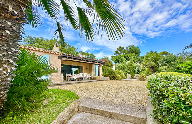 beachfront house with breathtaking Mediterranean views - Var