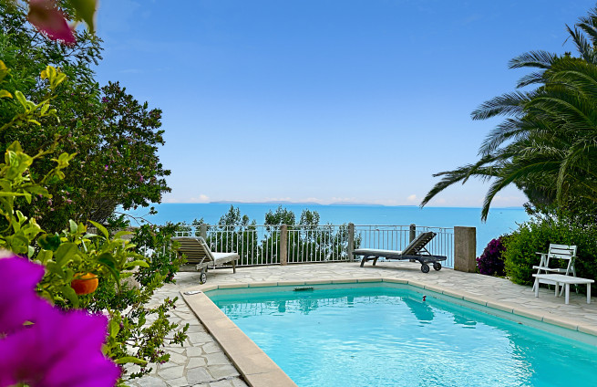 piscine-infinie-vue-mer-villa-luxe-cote-azur