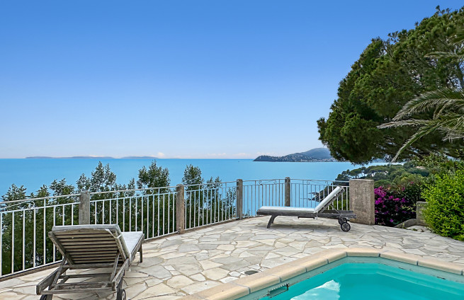 villa met infinity-zwembad en zeezicht te koop in Gigaro