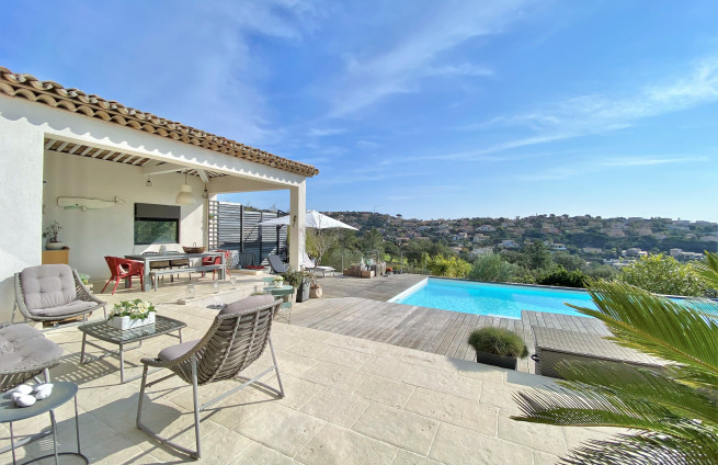 heated swimming pool with green sea view on the French Riviera in Sainte-Maxime