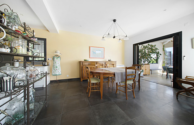 dining room with access to covered terrace - villa Sainte-Maxime