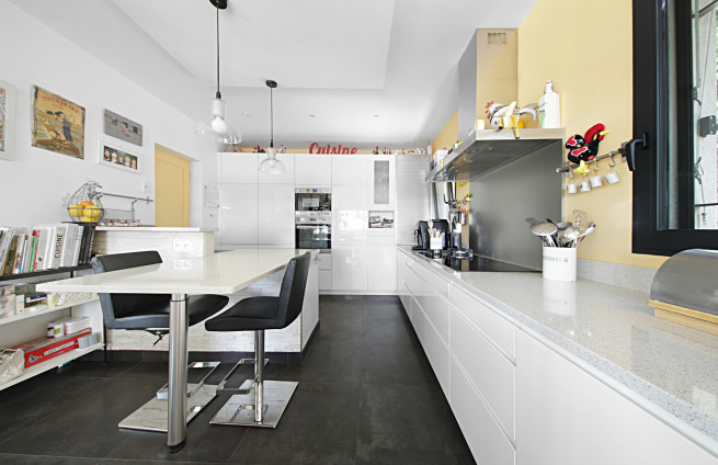 fully-equipped kitchen with garden view - villa in Sainte-Maxime