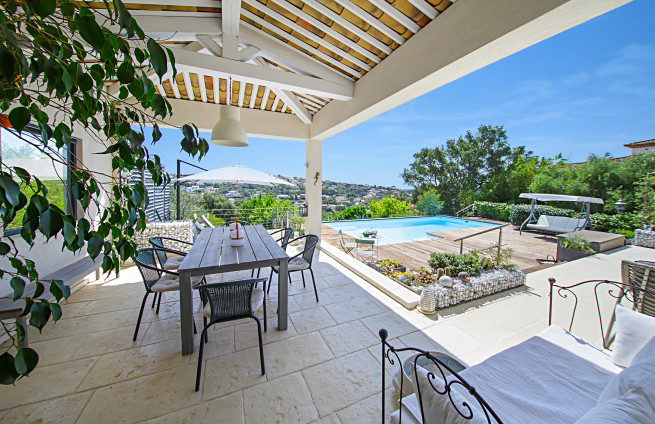 terrasse-spacieuse-villa-contemporaine-sainte-maxime